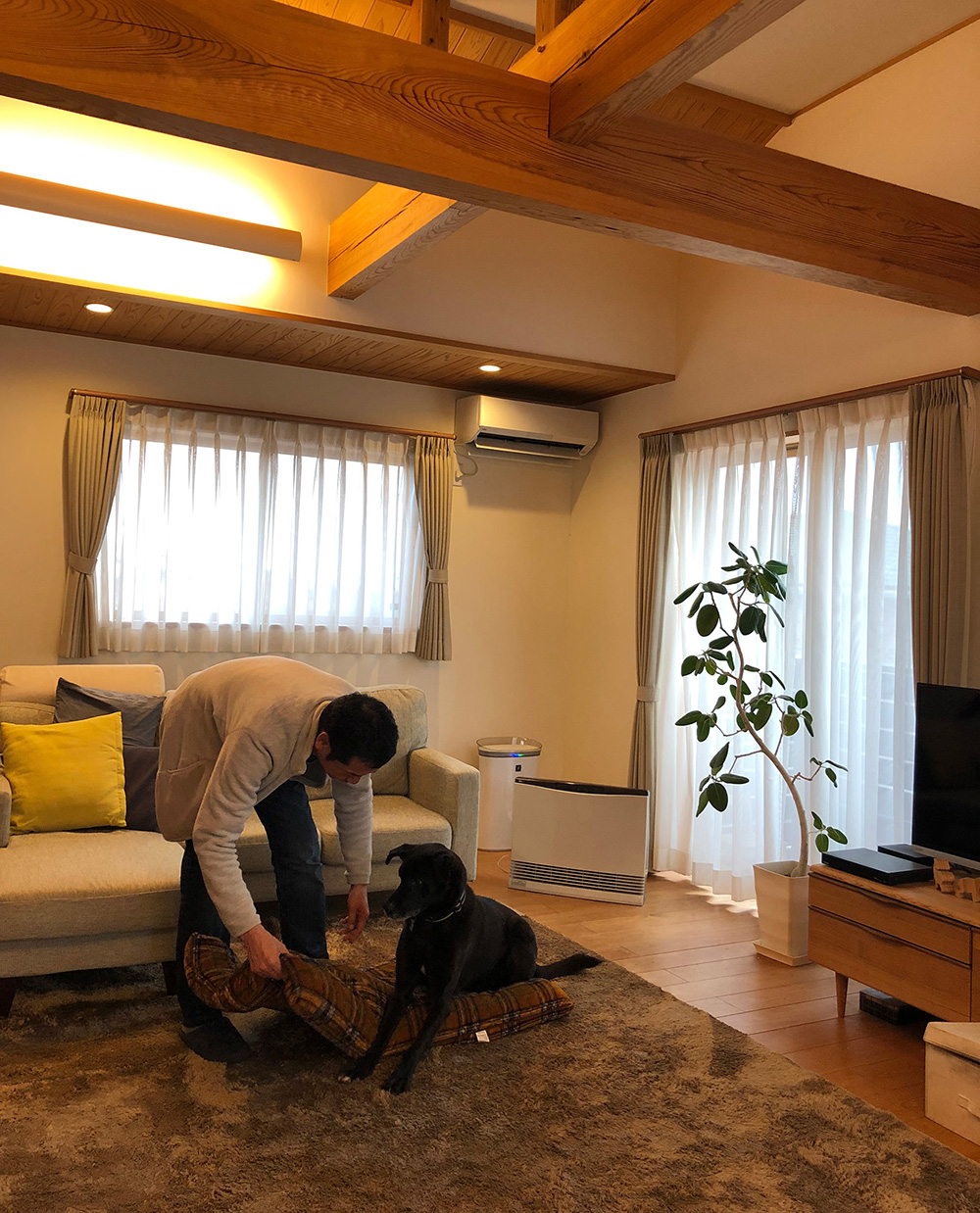 高低差を利用して2階リビングにした事例